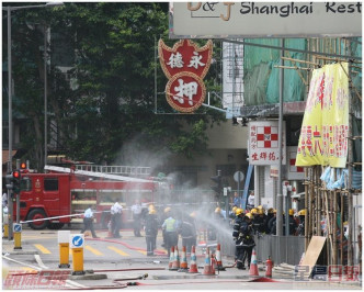 大批消防員在現場射水稀釋洩漏的煤氣。資料圖片