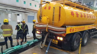 管理公司派出大型泵車到場，以抽出積水。徐裕民攝