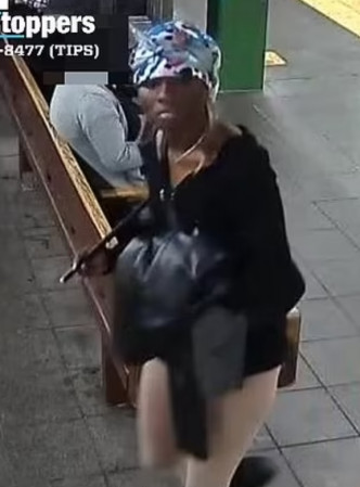 美国女黑人日前在地铁站内随机伤人。（片段截图）