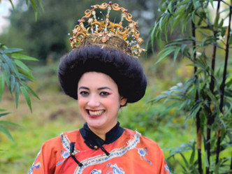 一名白人女性扮成中国女皇帝武则天。网上影片截图