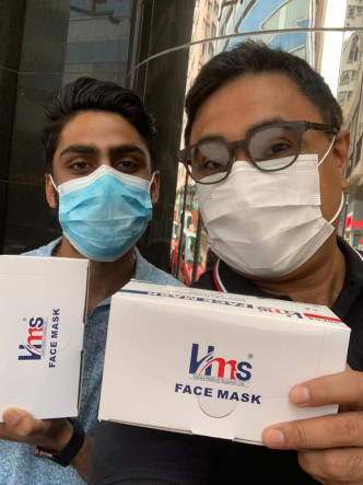 印度咖哩店老闆送他口罩來防疫。