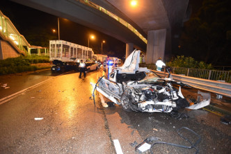 私家車車頭損毀嚴重。