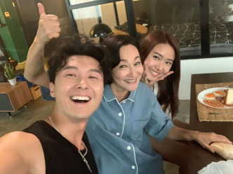 王浩信與惠英紅、戴祖儀飾演一家人的劇集《刑偵日記》正在熱播中。