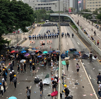 港岛区多条道路瘫痪。