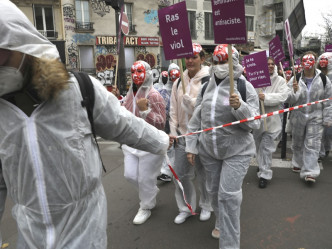 大批示威者當日在巴黎街頭參與遊行。AP