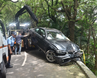 私家車其後由吊車吊起及拖走。