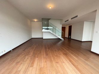 大廳空間寬敞闊落，仍有寬裕空間布置。