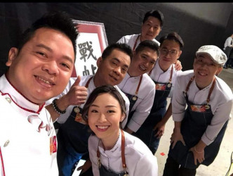 保哥(左一)于TVB《煮战》节目中跟一班大厨切磋厨艺。