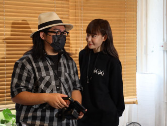 Aka不時跟導演傾談MV內容。