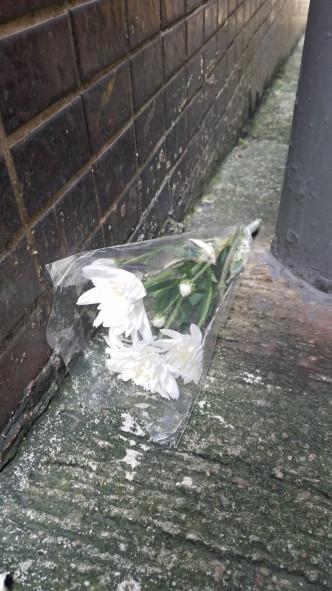有人放置鮮花門外悼念死者。