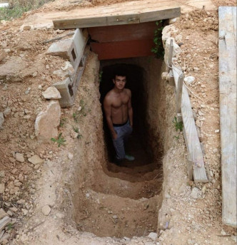Andres与自己掘成的地下室。AP