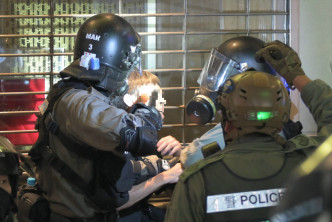 警方拘捕多名示威者。