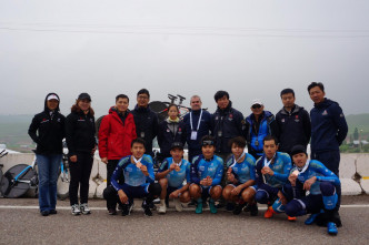 有梁峻荣(前排左二)在阵的港男队，亦于男子队际公路计时赛夺季。相片由香港单车总会提供