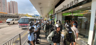 淘大商场外人群不满警察执法