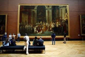 巴黎羅浮宮保持訪客社交距離。AP圖片