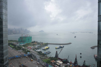 单位外望新油麻地避风塘海景，景观开扬。