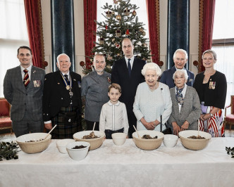 白金汉宫罕有发放英女皇四代同堂炮制圣诞布旬相片。AP