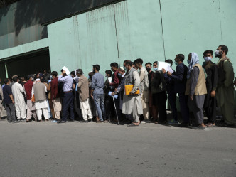 阿富汗大批民众排队拿签证希望逃离塔利班的管治。AP图片