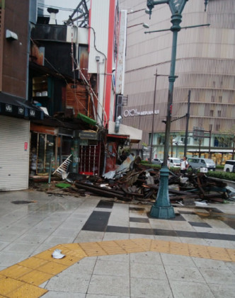 大阪市区多栋建筑物受损。网上图片
