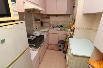 厨房空间适中，有位置摆放雪柜及洗衣机。
