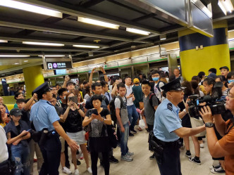 有戴口罩市民在車站聚集