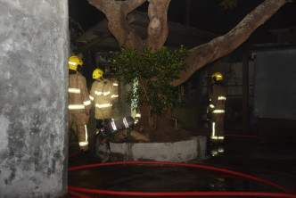 消防开动一条喉及出动一队烟帽队将火救熄。