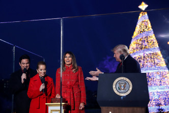 特朗普和夫人点亮白宫前的国家圣诞树。