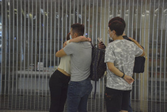 臨別輝哥跟子女在閘口前擁抱。