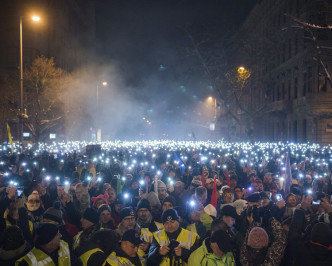 示威民众亮起手机灯。AP