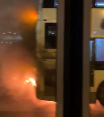 中环巴士起火。影片截图