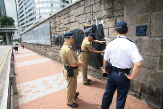 工作人员清理警总外示威者留下的涂鸦。
