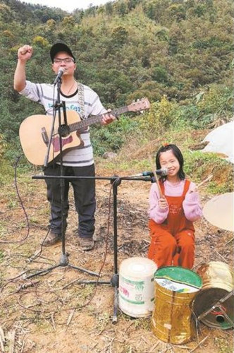 瑩瑩打鼓父親彈吉他組成鄉村父女樂隊。網圖