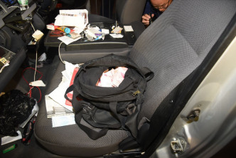 車上有一袋藏有20萬人民幣。