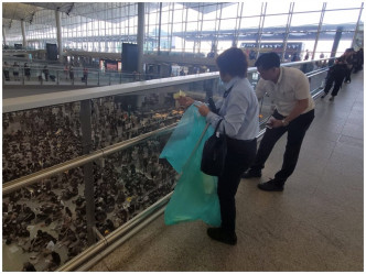 机场职员清理标语被喝倒彩。