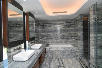 主人套房浴室备有企缸、浴缸及双洗手盆。（11楼12楼B室复式）