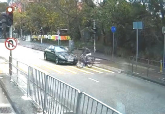 踩单车男子驶出马路之际被平治撞飞。网上图片