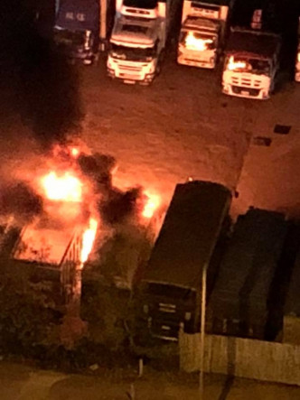 屯門貨車起火，波及四貨車傳爆炸聲。突發事故報料區圖片