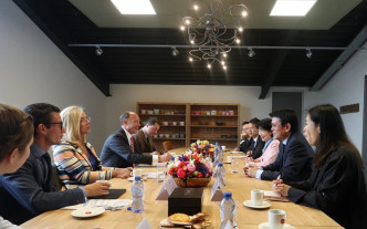 邱腾华（右二）与荷兰对外贸易及发展合作大臣Sigrid Kaag（左三）举行双边会议。