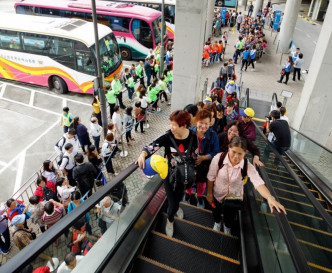 约有1,500名旅客通过港珠澳大桥入境后到访昂坪360。昂坪360提供