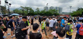 大圍車公廟外有市民聚集等候參加沙田遊行