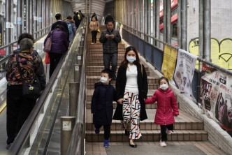 肺炎疫情下市民外出都佩戴口罩。AP圖片