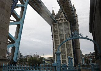 横跨泰晤士河的伦敦塔桥一度无法放下桥身。AP图片
