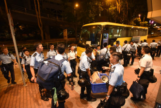 警方使用旅遊巴運送防暴警及裝備。