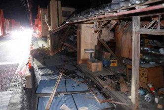 地震造成有建筑物及公路损毁。AP