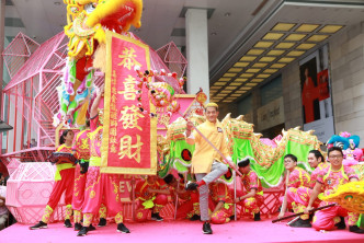 城城出席一個新年活動。