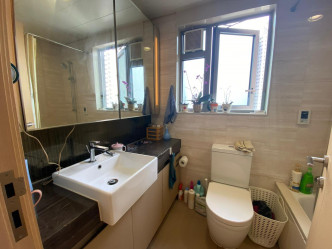 浴室设有镜柜，方便梳洗及整理仪容。