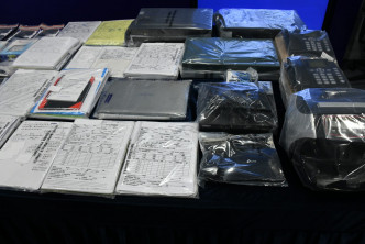 警方搜获大量电话卡、推销讲稿及多部手提电话等。杨伟亨摄