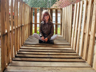 Hailey认为每人都应该有个家，于是动手为流浪汉建小木屋。网图
