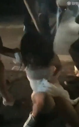 黄老师被打至坐在地上，白色连身裙遭撕开。（网图）
