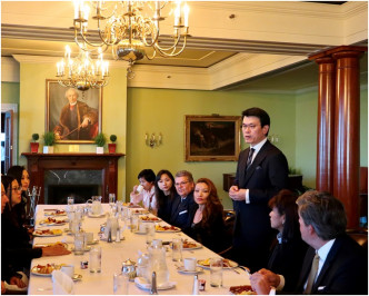 邱騰華（站立者）在加拿大渥太華與港加商會渥太華分會的主要成員舉行早餐會議。